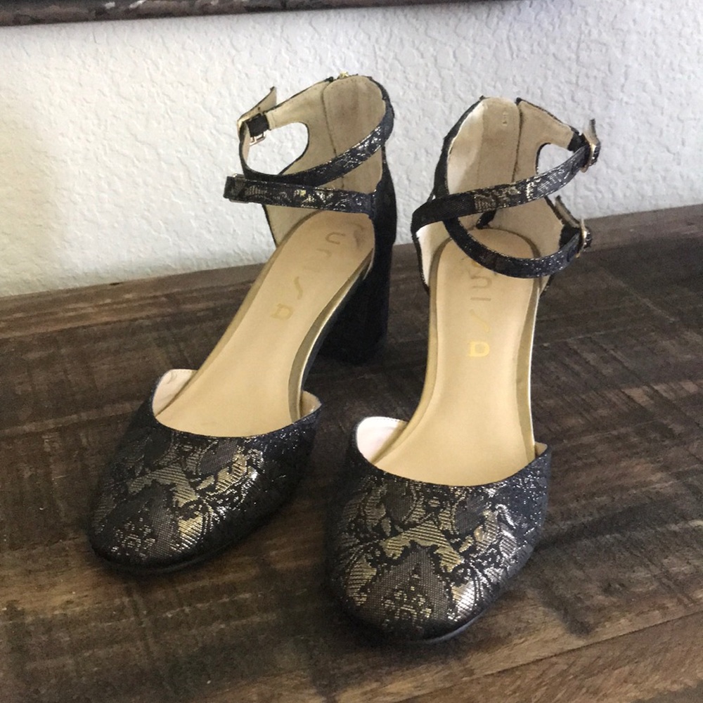 Closed-toe Black gold shoes